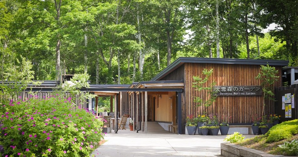 ◆造形作家 ◆「国旗カラー」大型オブジェ・カフェ/飲食店舗におすすめ へラルボニーが初の旗艦店を岩手・盛岡にオープン、ギャラリーやカフェ